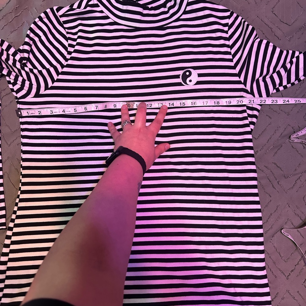 Hot Topic B+W Striped Yin Yang Top - Picture 6 of 6